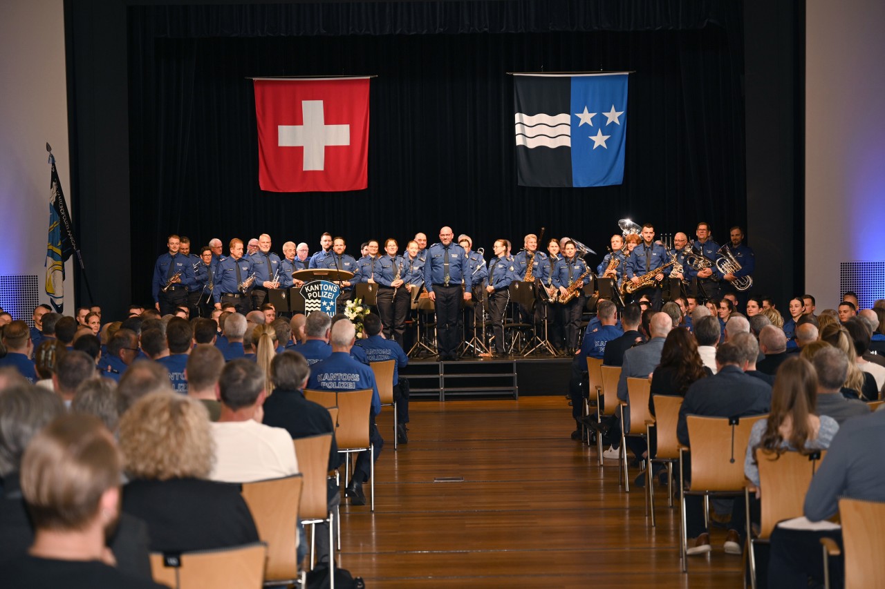 Polizeimusik auf der Bühne an der Inpflichtnahme der Kantonspolizei Aargau.
