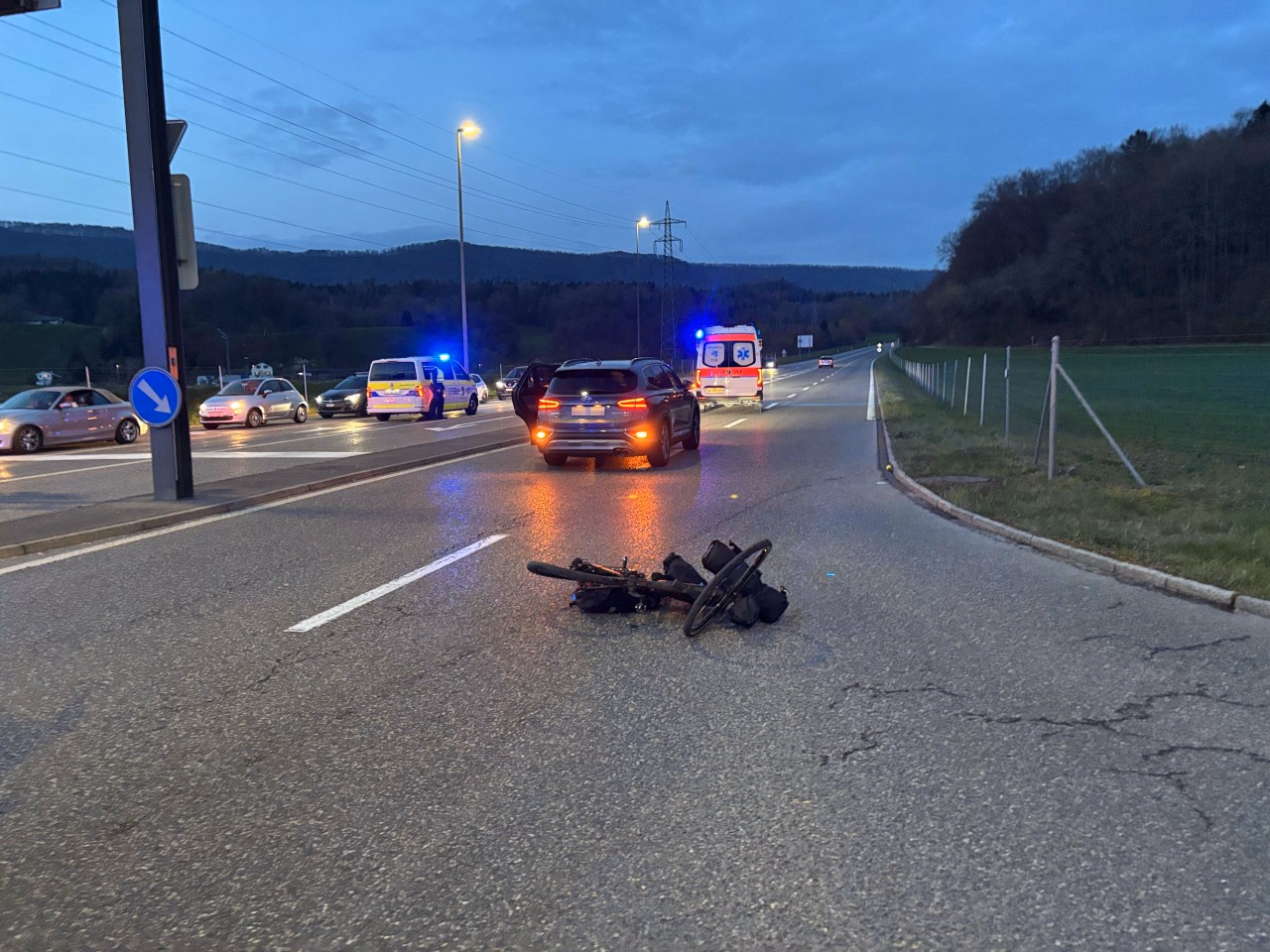Unfallstelle mit beschädigtem Fahrrad.