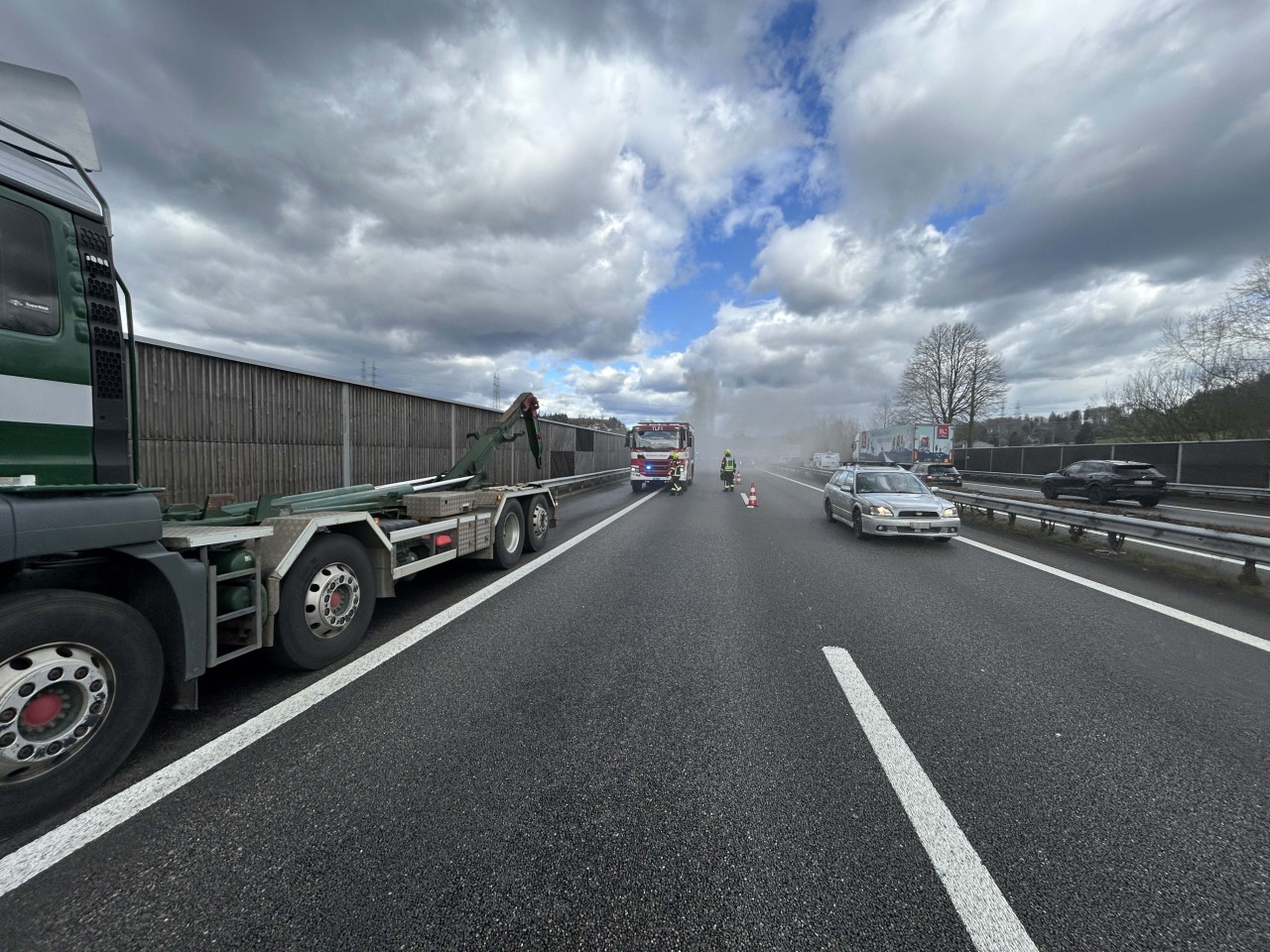 Brennender Lastwagenmudle auf der Autobahn.