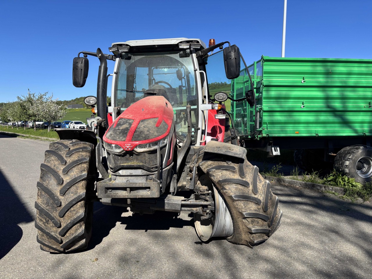 Beschädigter Traktor nach Frontalkollision.