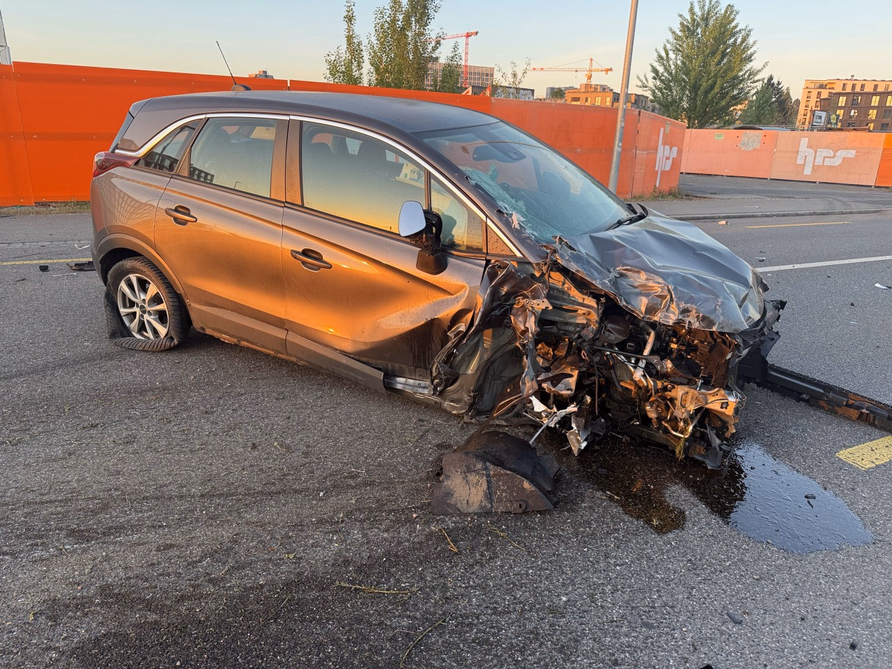 Beschädigtes Unfallfahrzeug nach Selbstunfall.
