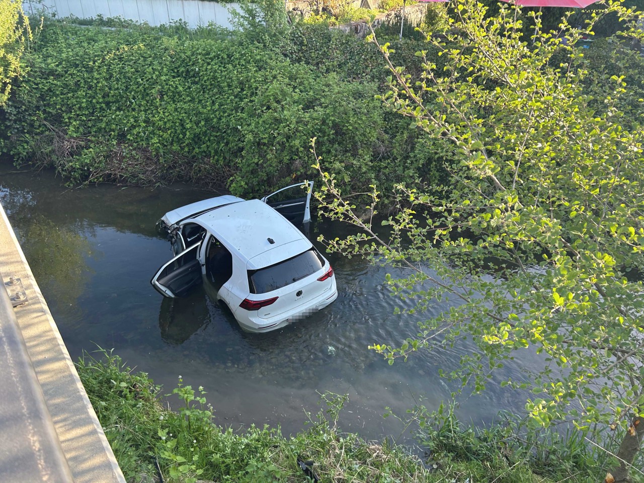 Fahrzeug nach Selbstunfall in Surb gelandet.