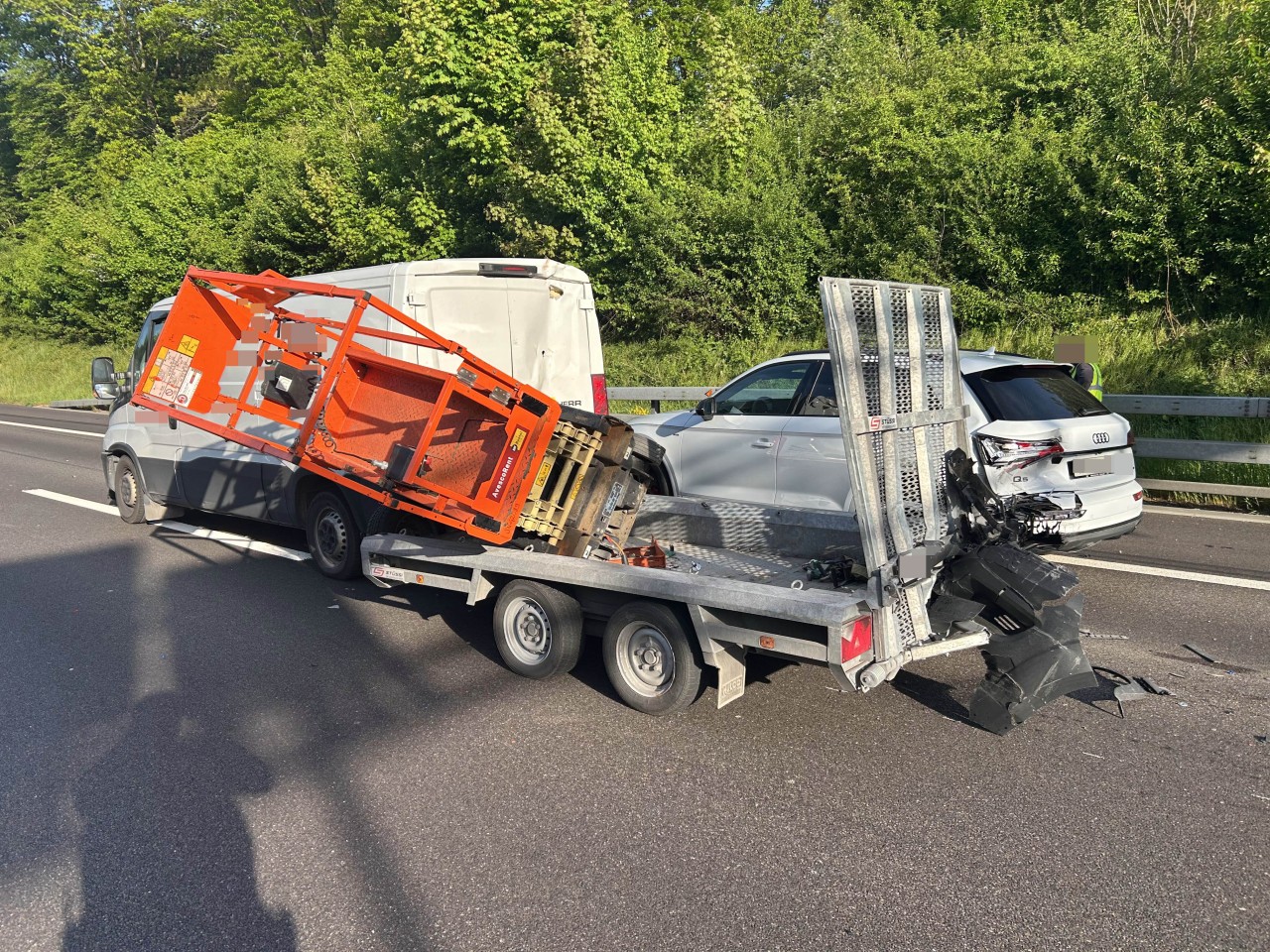 Zwei der drei verunfallten Fahrzeuge.