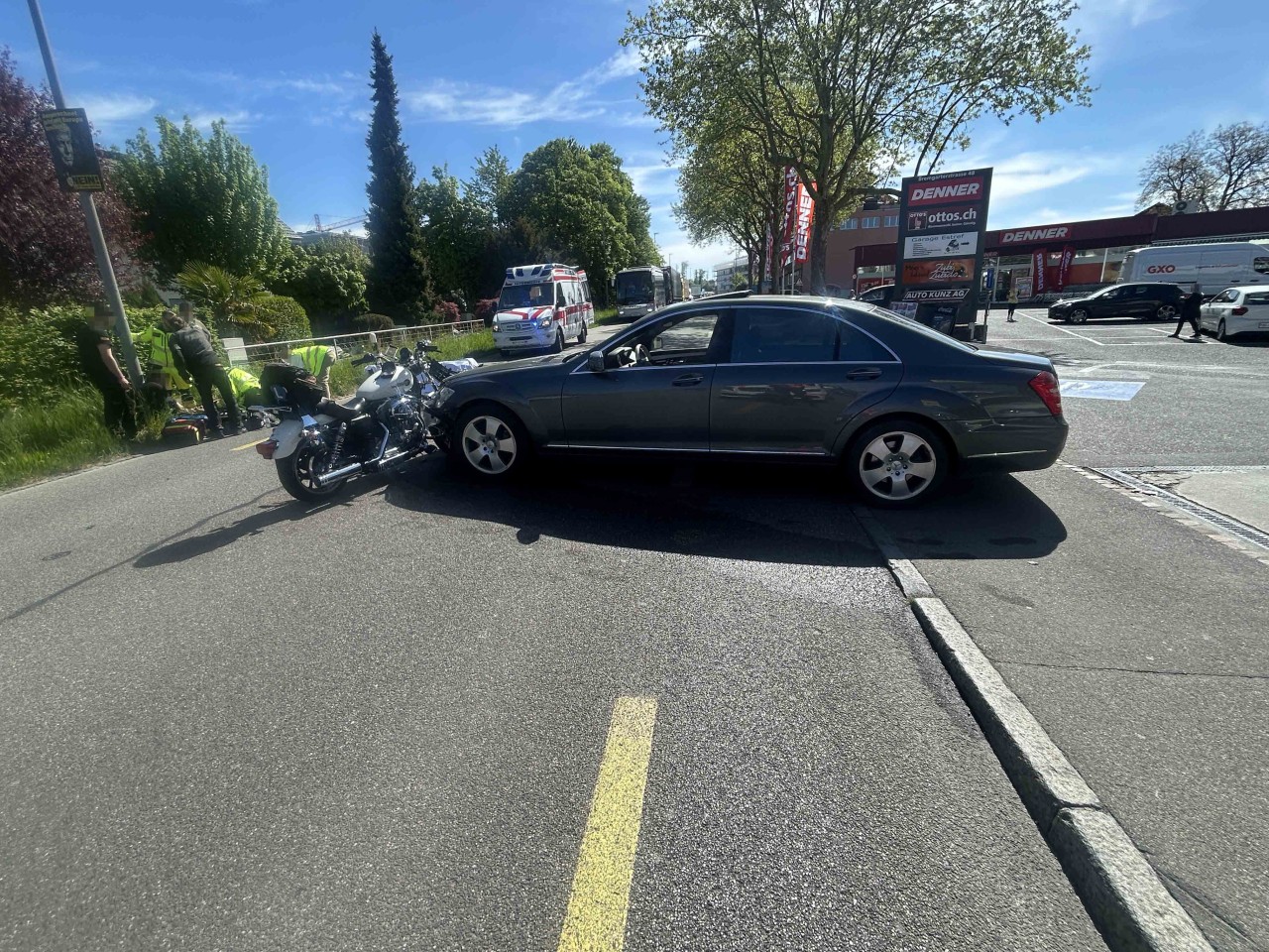 Unfallstelle mit Auto und Motorrad.