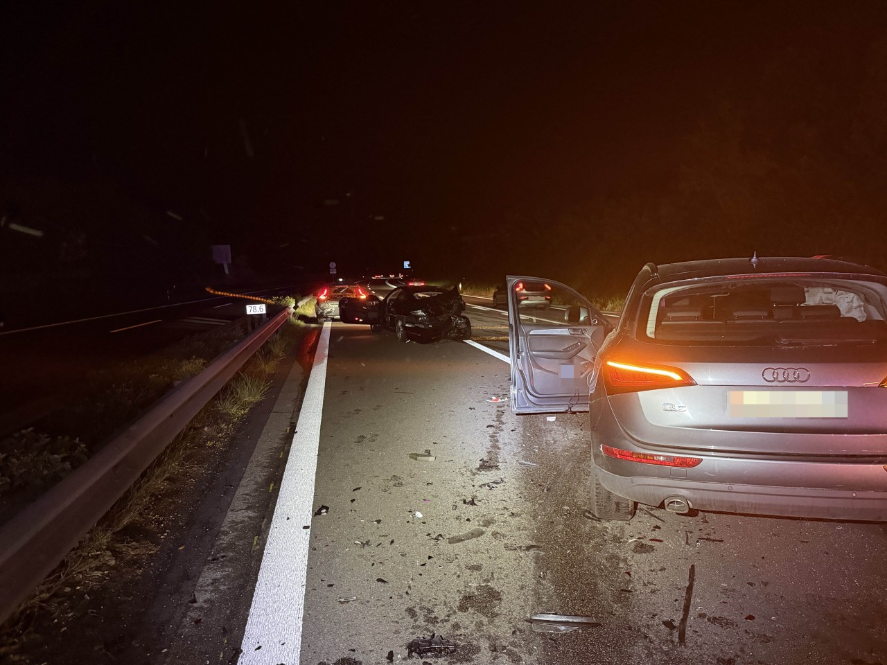 Übersichtsaufnahme der Unfallstelle mit drei Fahrzeugen.