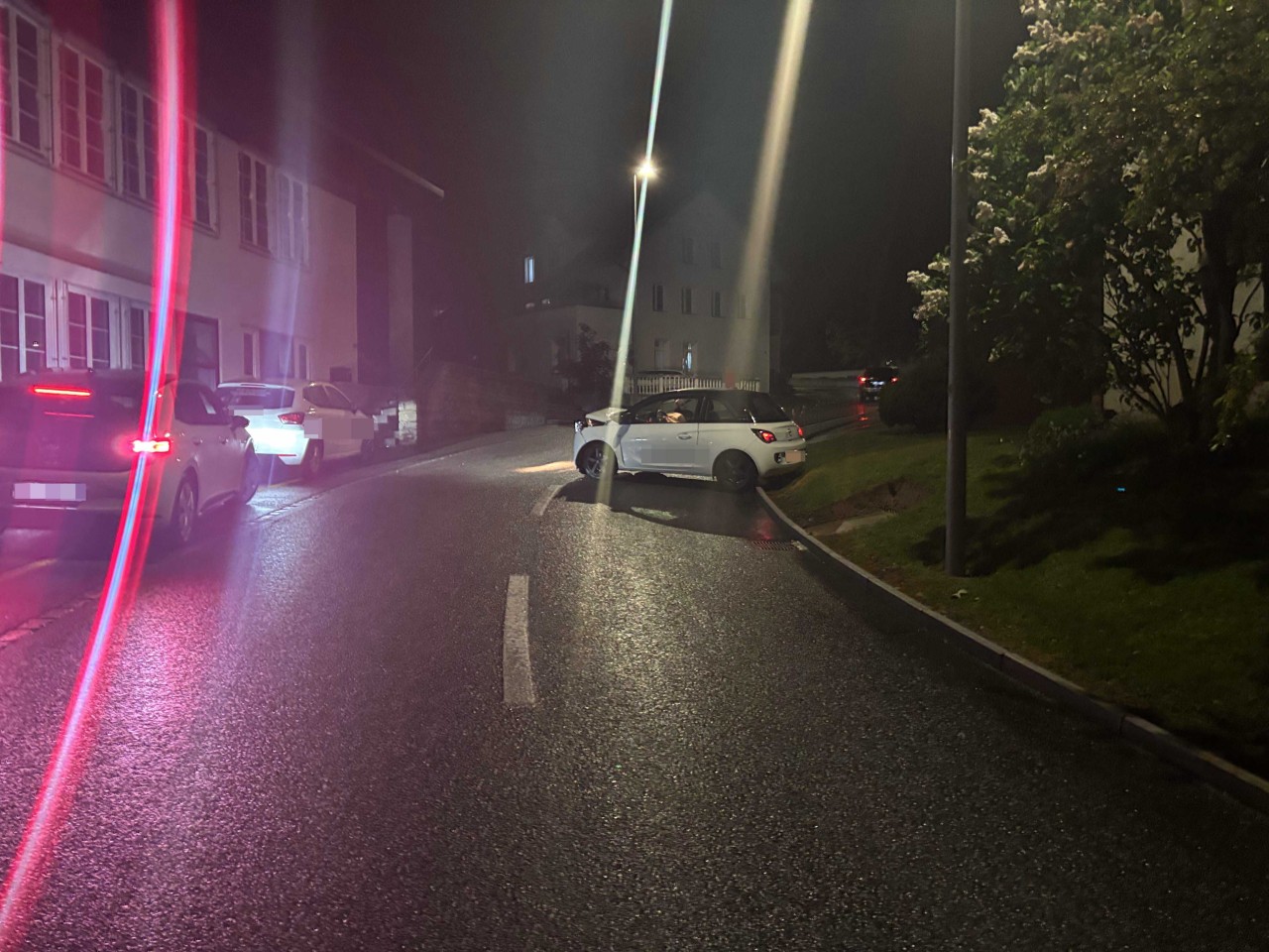 Unfallfahrzeug prallte gegen Steinmauer.