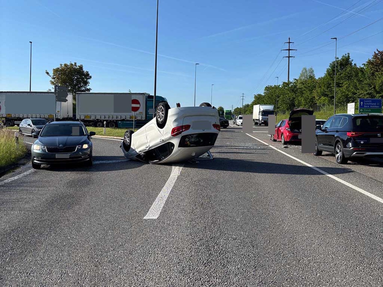 Auf Dach liegendes Unfallfahrzeug.