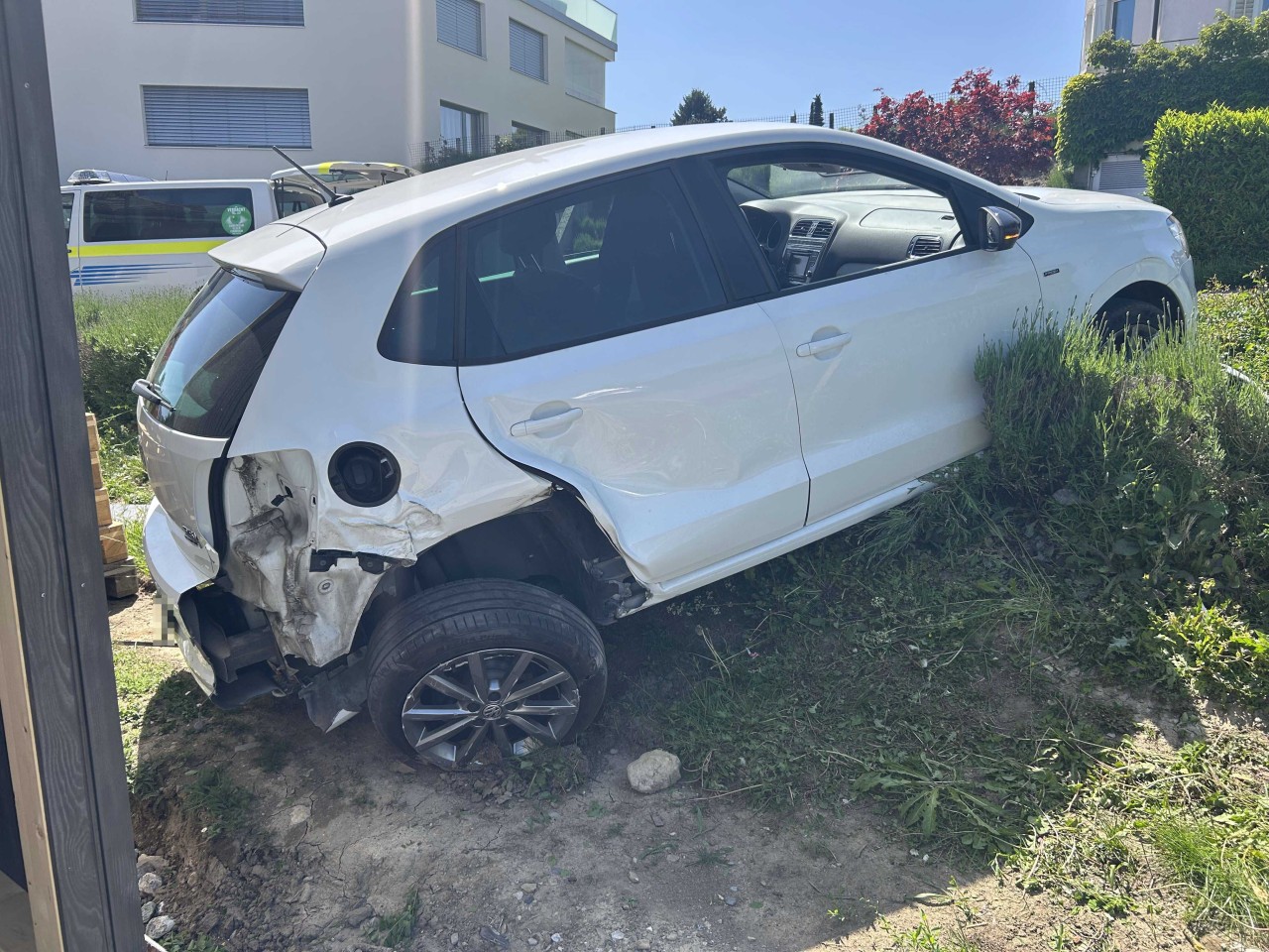 Beschädigtes Fahrzeug nach Selbstunfall.