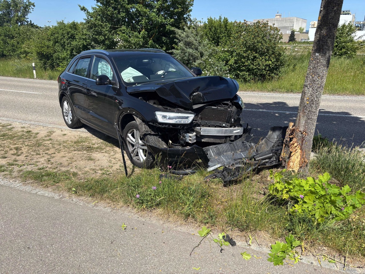 Beschädigtes Fahrzeug nach Selbstunfall.