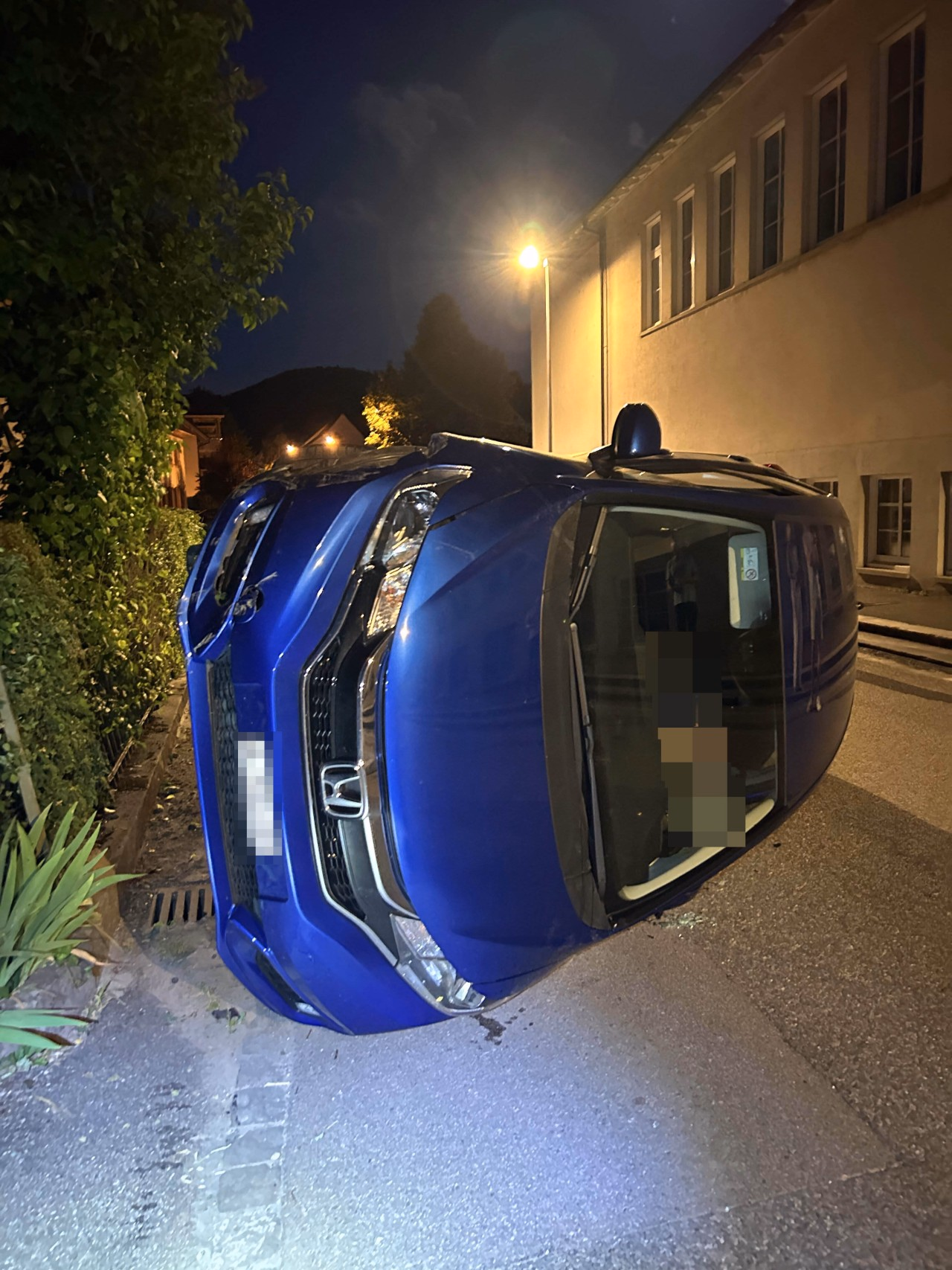 Verunfalltes Fahrzeug auf der Seite liegend.