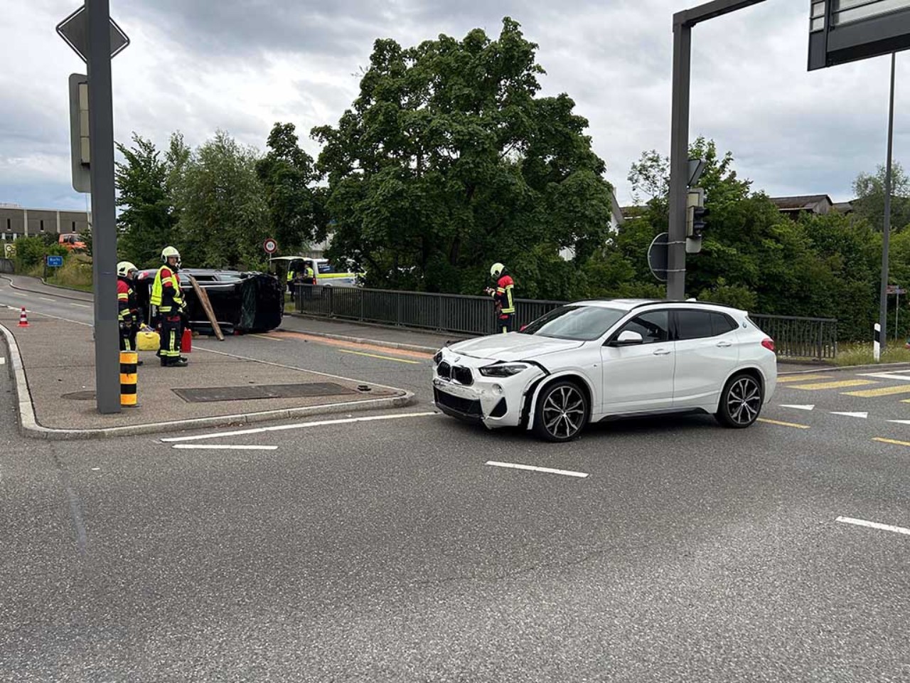 Unfallfahrzeuge nach seitlich-frontaler Kollision.