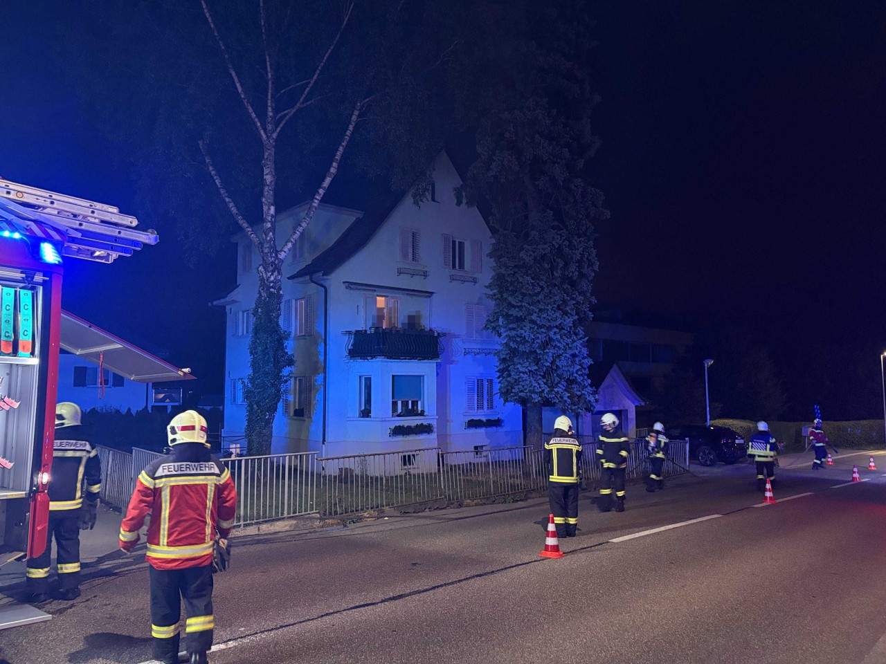 Löscharbeiten Mehrfamilienhaus.
