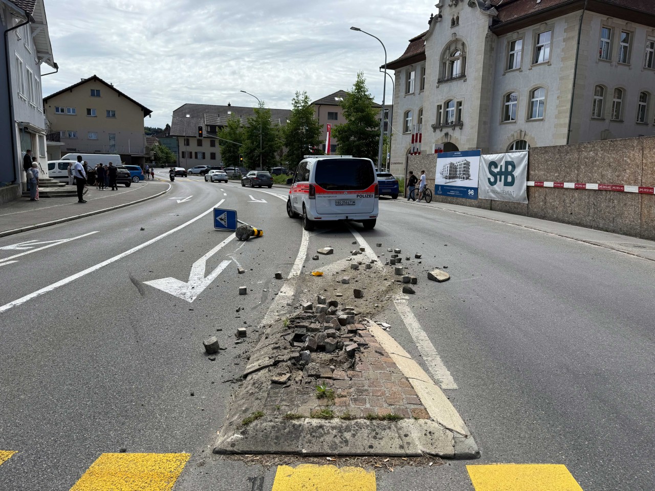 Beschädigte Strasseneinrichtung nach Unfall.