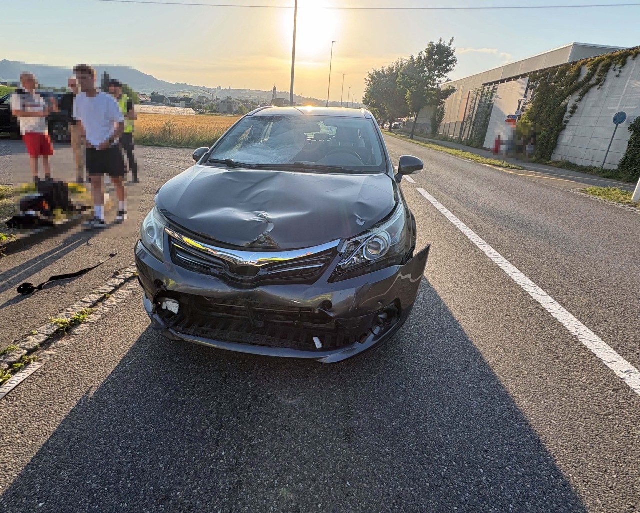 Graues Auto, bei welchem die Front sowie die Frontscheibe beschädigt ist.