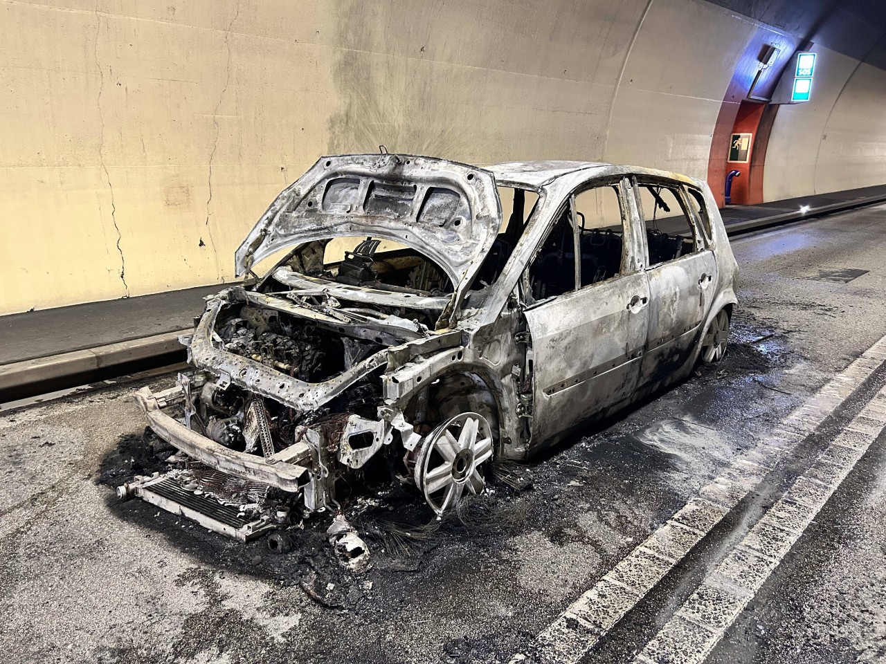 Ausgebranntes Fahrzeug im Festungstunnel.
