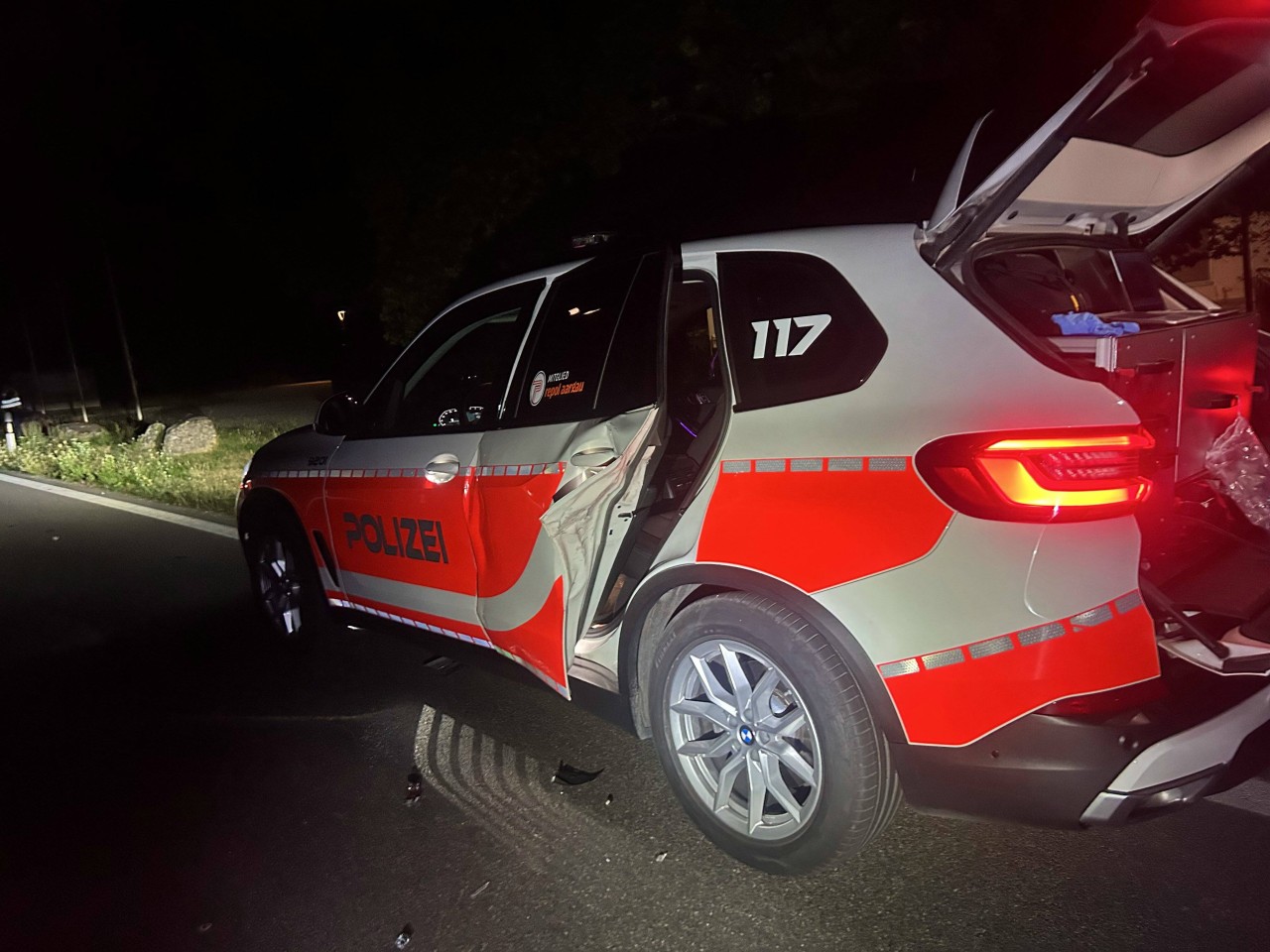 Beschädigtes Polizeiauto.