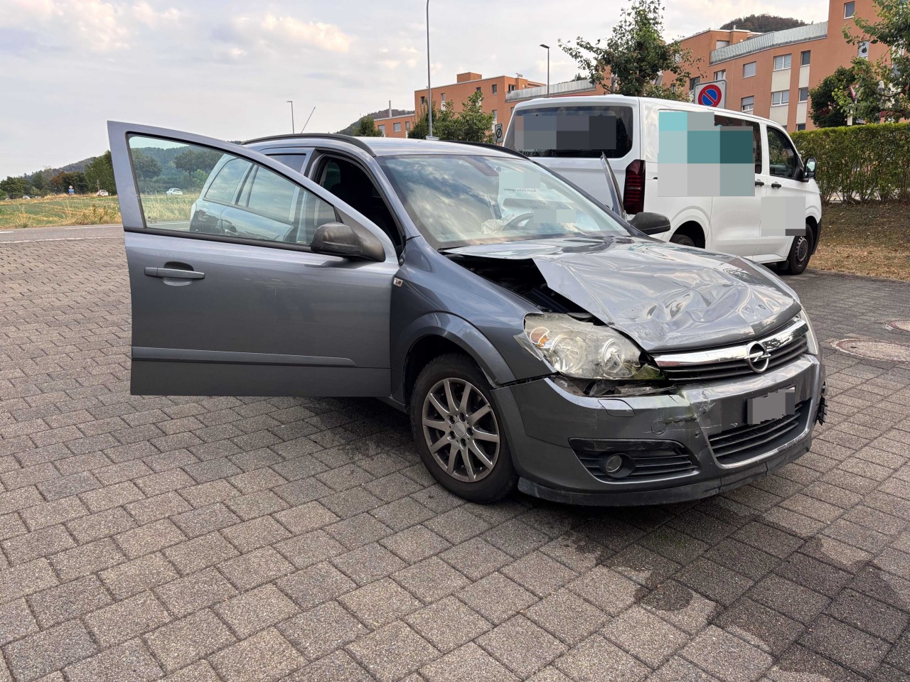Demoliertes Fahrzeug nach Auffahrunfall.