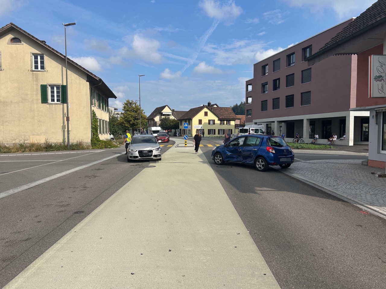 Unfallfahrzeuge nach seitlich-frontaler Kollision.