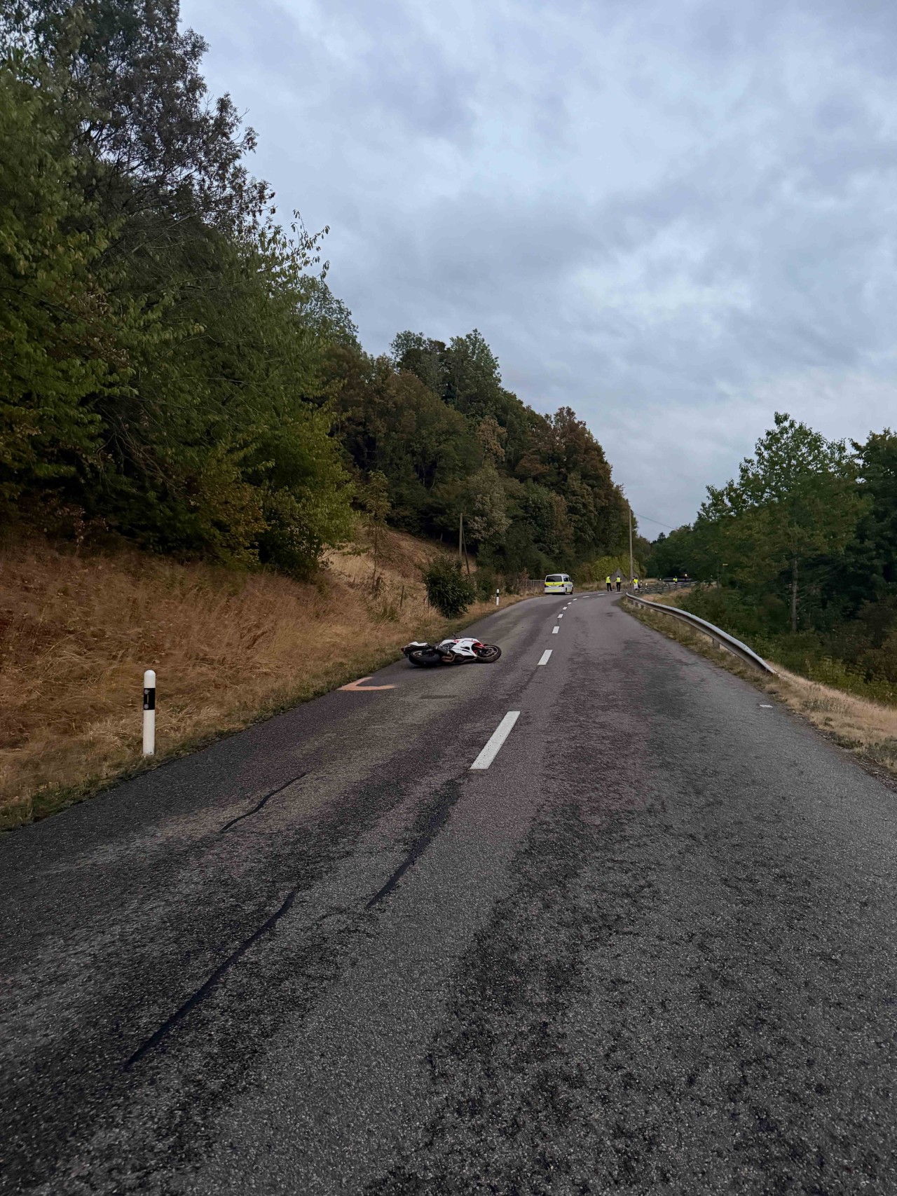 Motorrad, welches auf der Strasse liegt. Flüssigkeit läuft aus.
