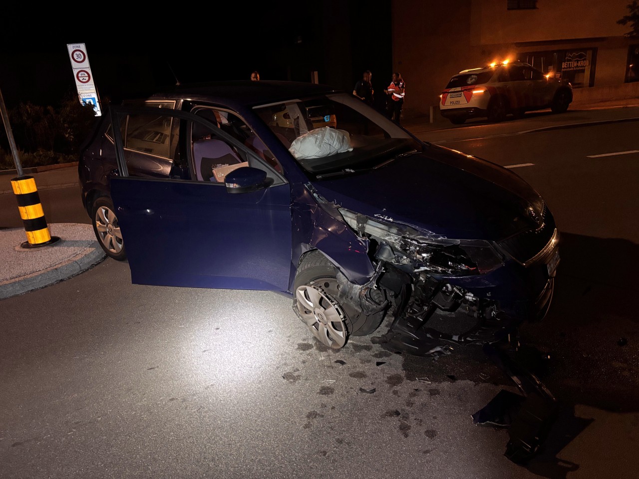 Blaues Fahrzeug mit einer starken Beschädigung vorne rechts.
