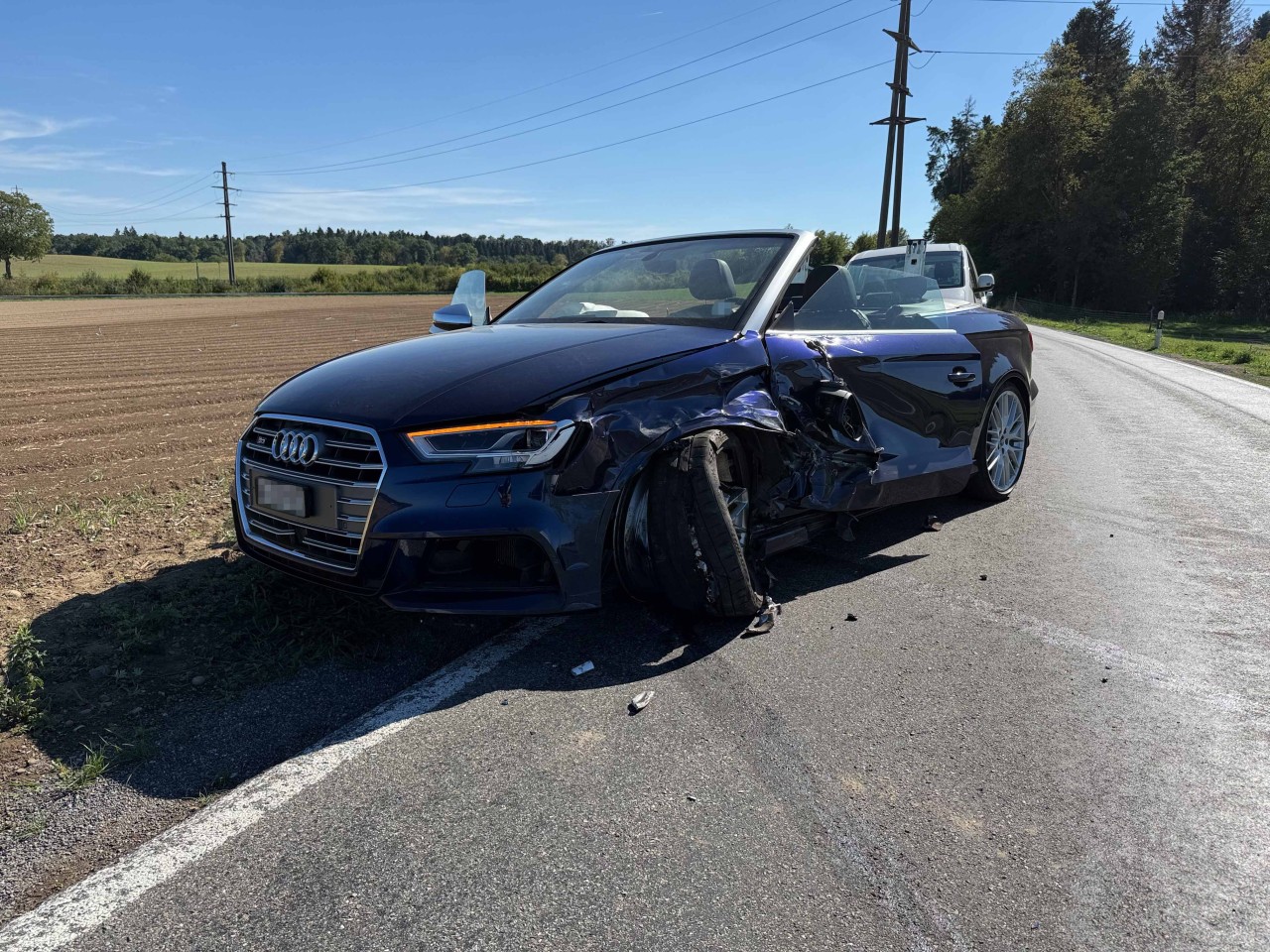 Stark beschädigtes Audi Cabriolet. Linker vorderer Bereich komplett aufgerissen.