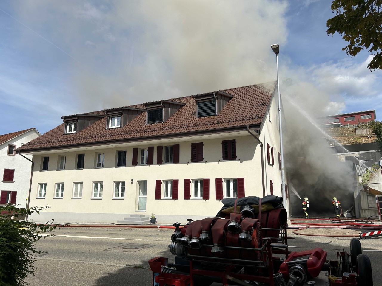 Löscharbeiten brennende Tiefgarage.