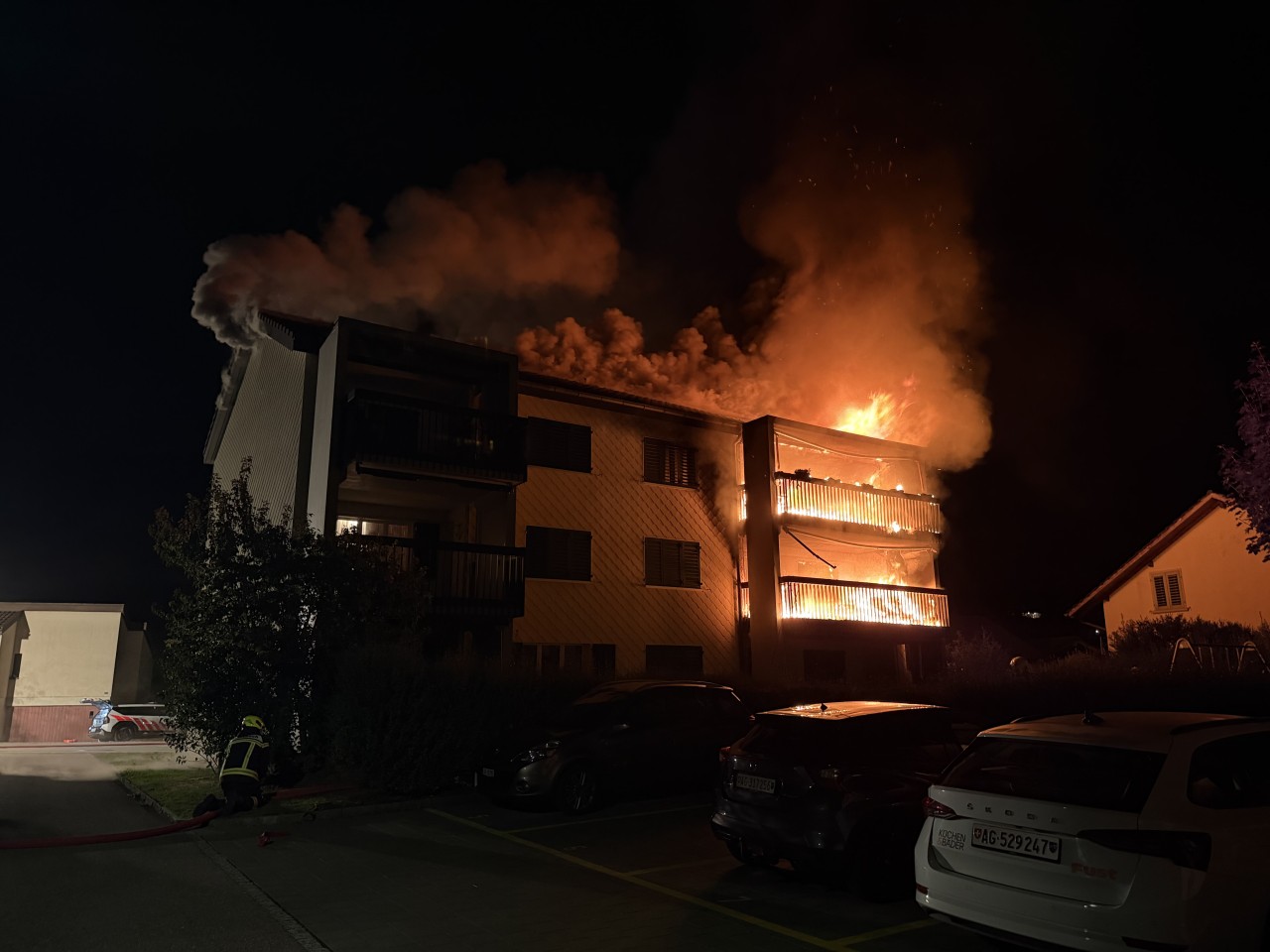 Brand auf Balkon eines Mehrfamilienhauses.