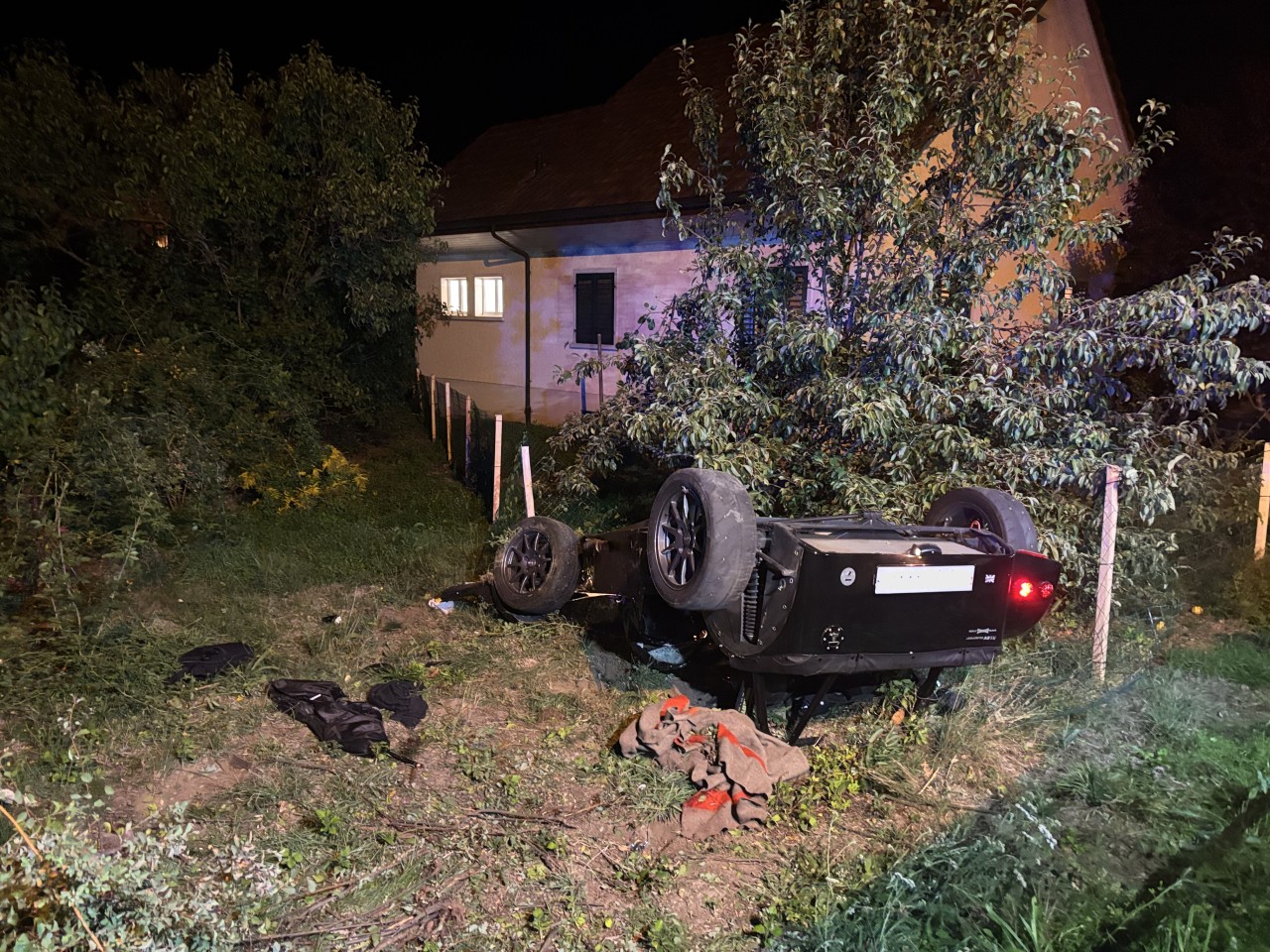 Auto auf dem Dach liegend.