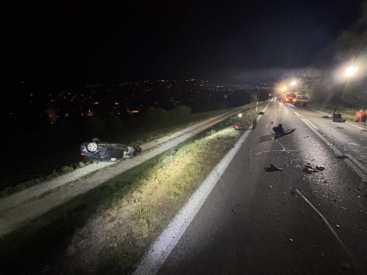 Auto unterhalb Hang auf dem Dach liegend.