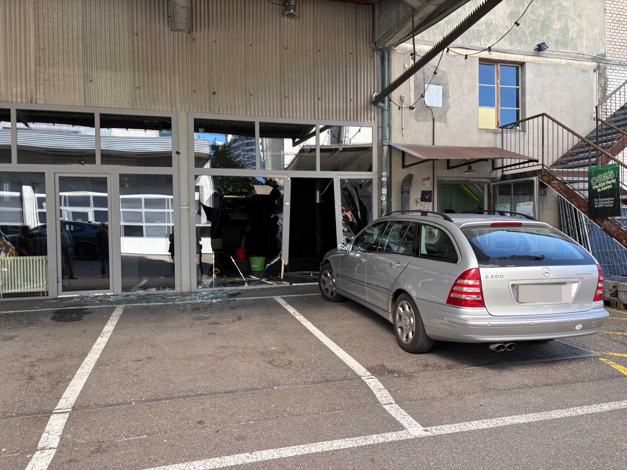 Nach Selbstunfall gegen Fensterfront geprallt.