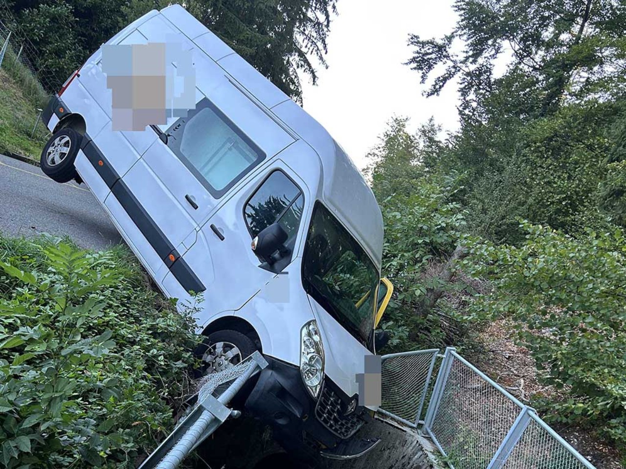 Demolierter Lieferwagen nach Selbstunfall.