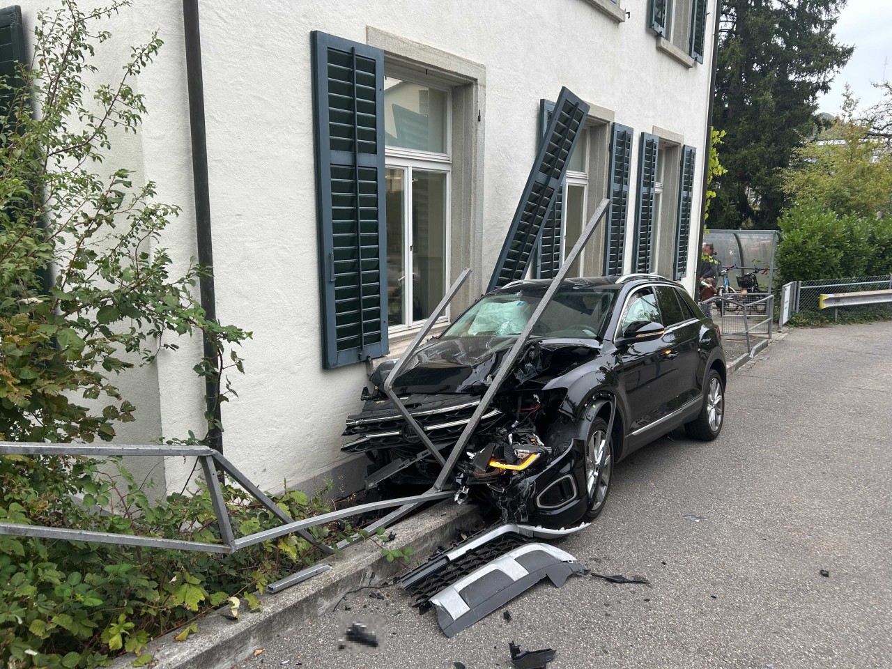 Demolierter PW nach Selbstunfall.