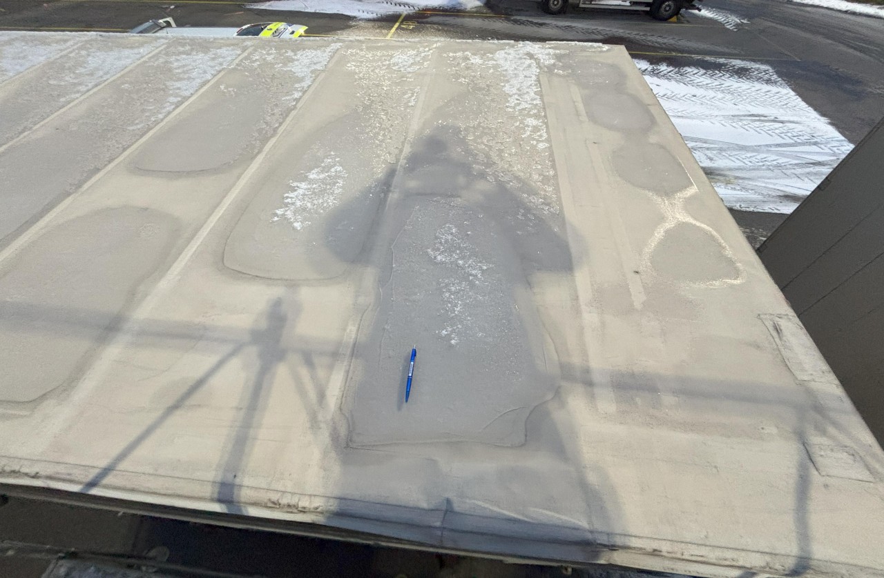Eisschollen auf Fahrzeugdach.