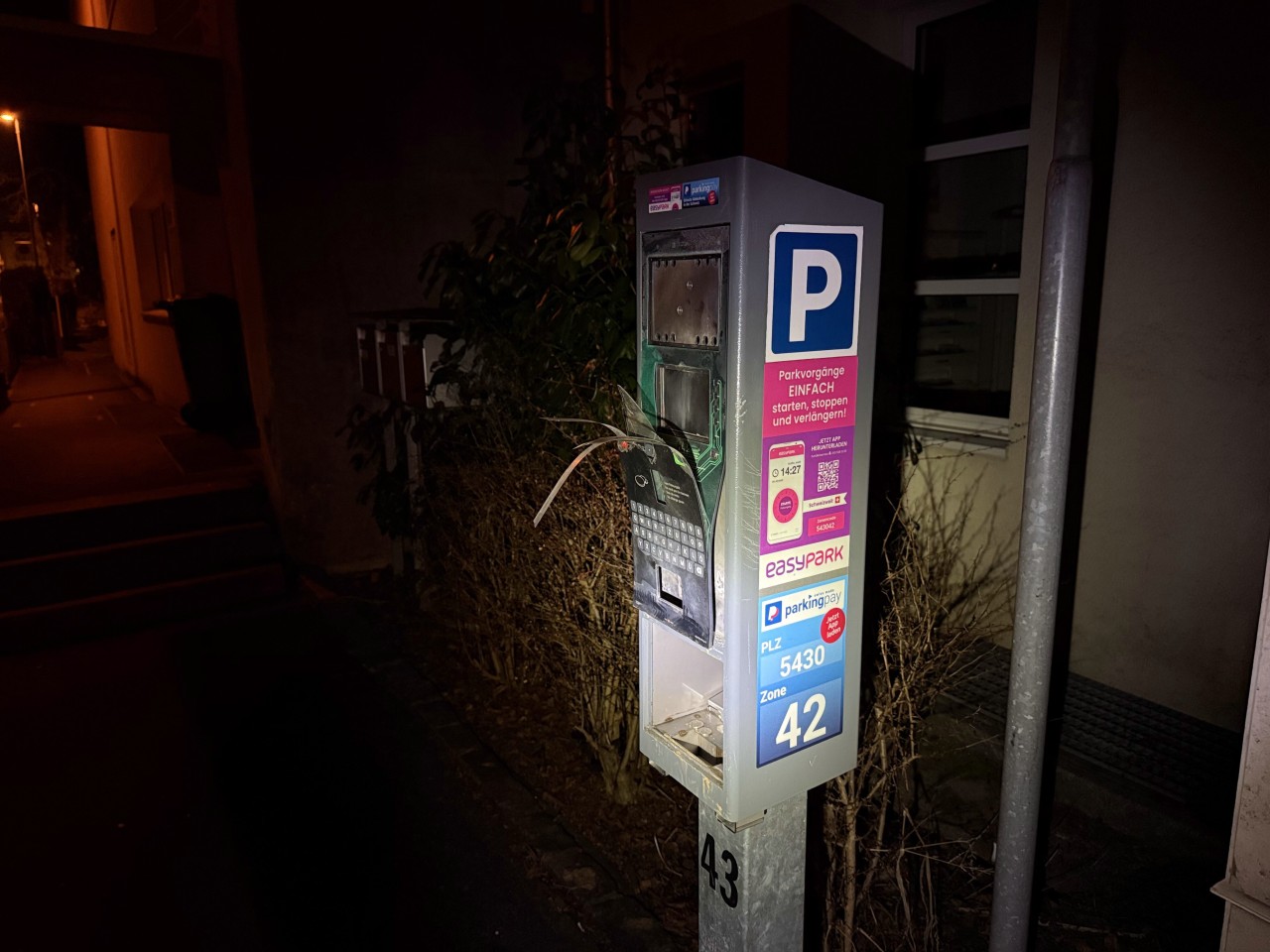 Beschädigte Parkuhr.