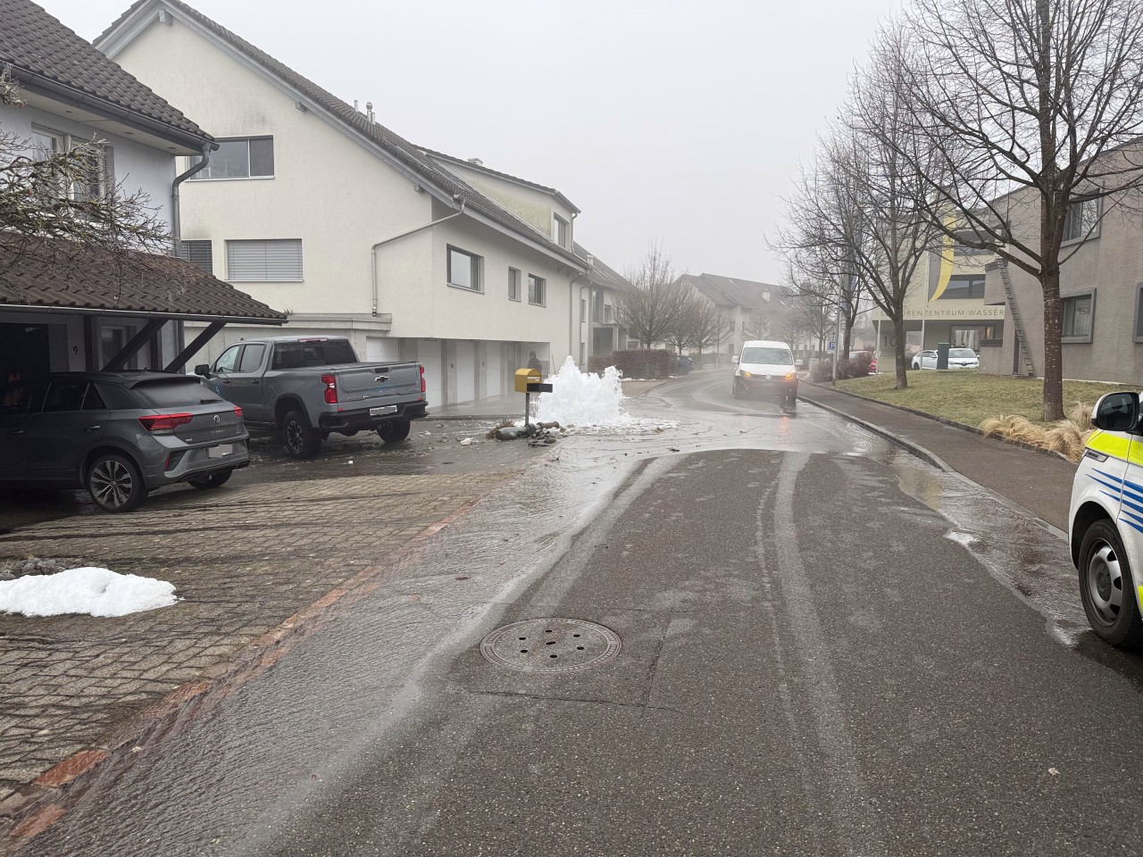 Wasserfontäne durch ausgerissenen Hydranten.