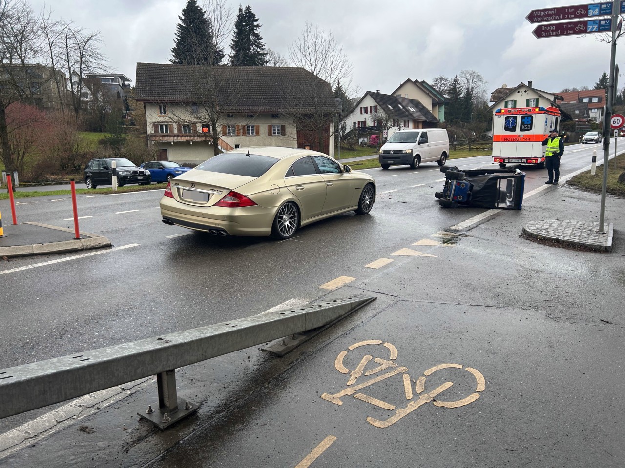 Unfallstelle mit umgeworfenem Seniorenmobil.
