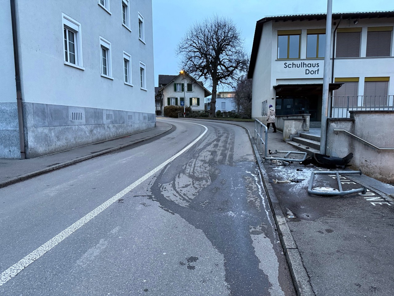 Ausgerissenes Geländer.