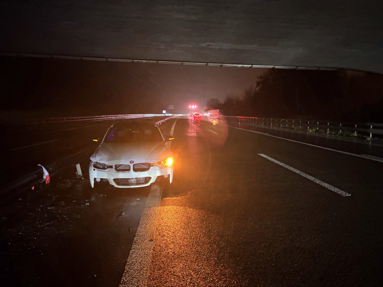 Beschädigter BMW an der Mittelleitplanke.