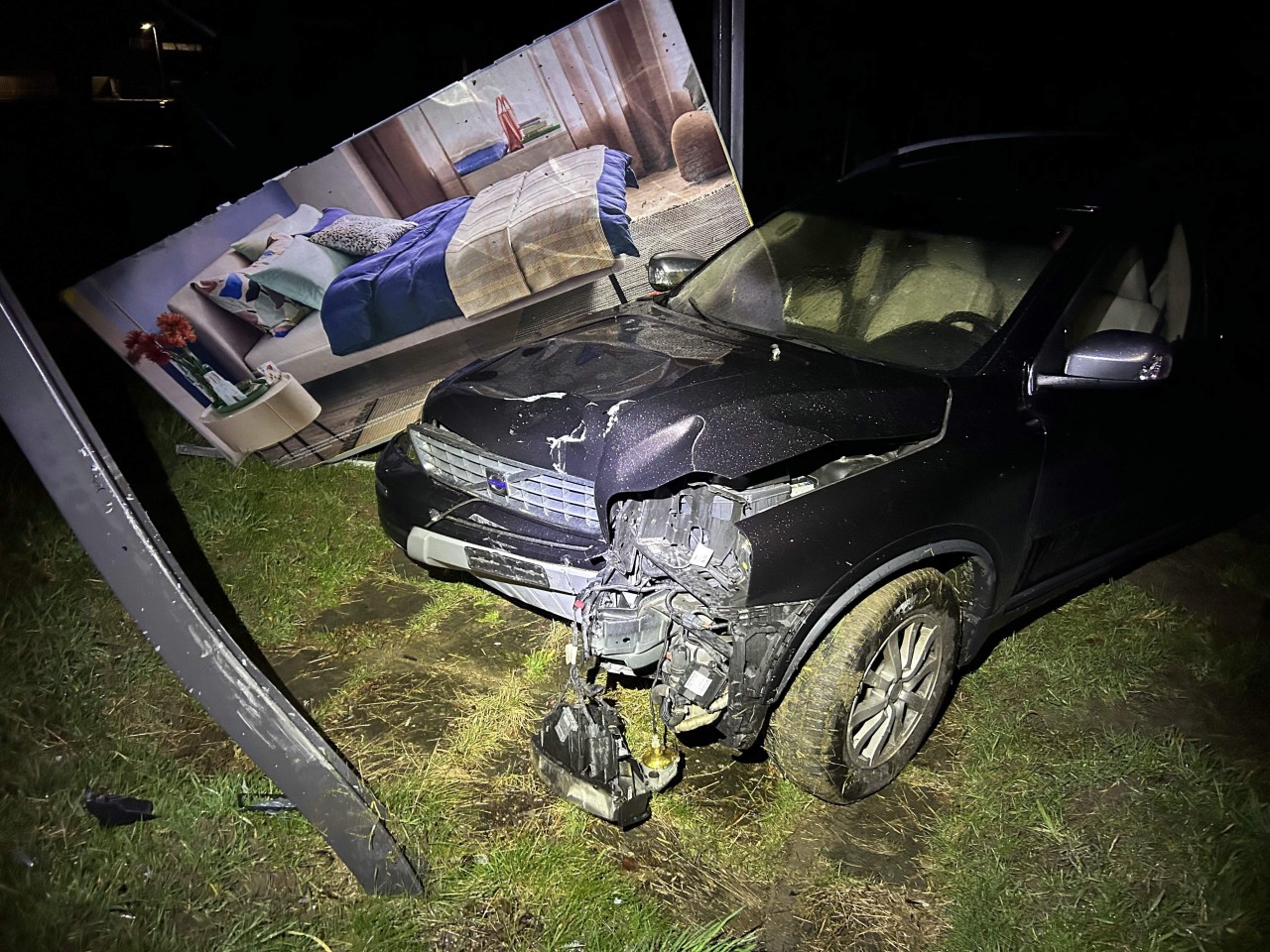 Demolierter Unfallwagen in Werbetafel.