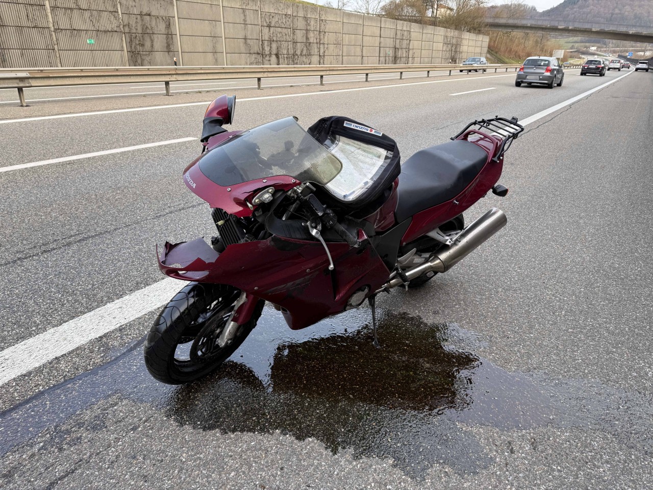 Beschädigtes Motorrad nach Unfall.