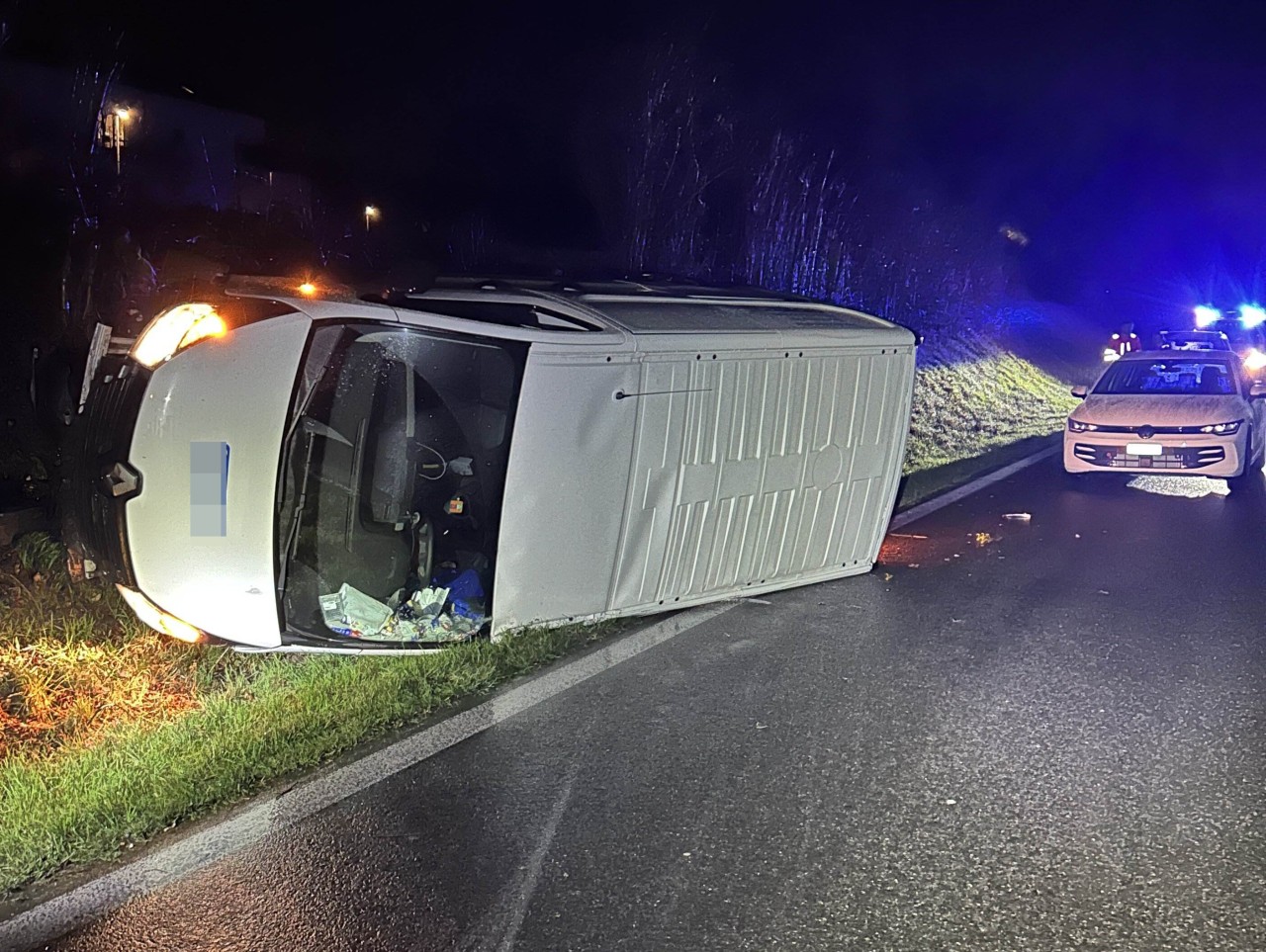 Lieferwagen liegt auf der Seite.
