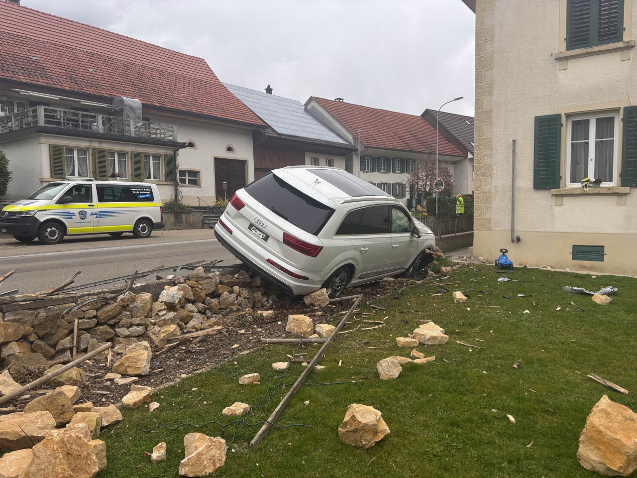 Unfallwagen inmitten von weggeschleuderten Steinen.