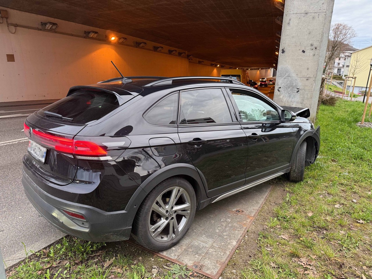 Auto in Tunnelwand.