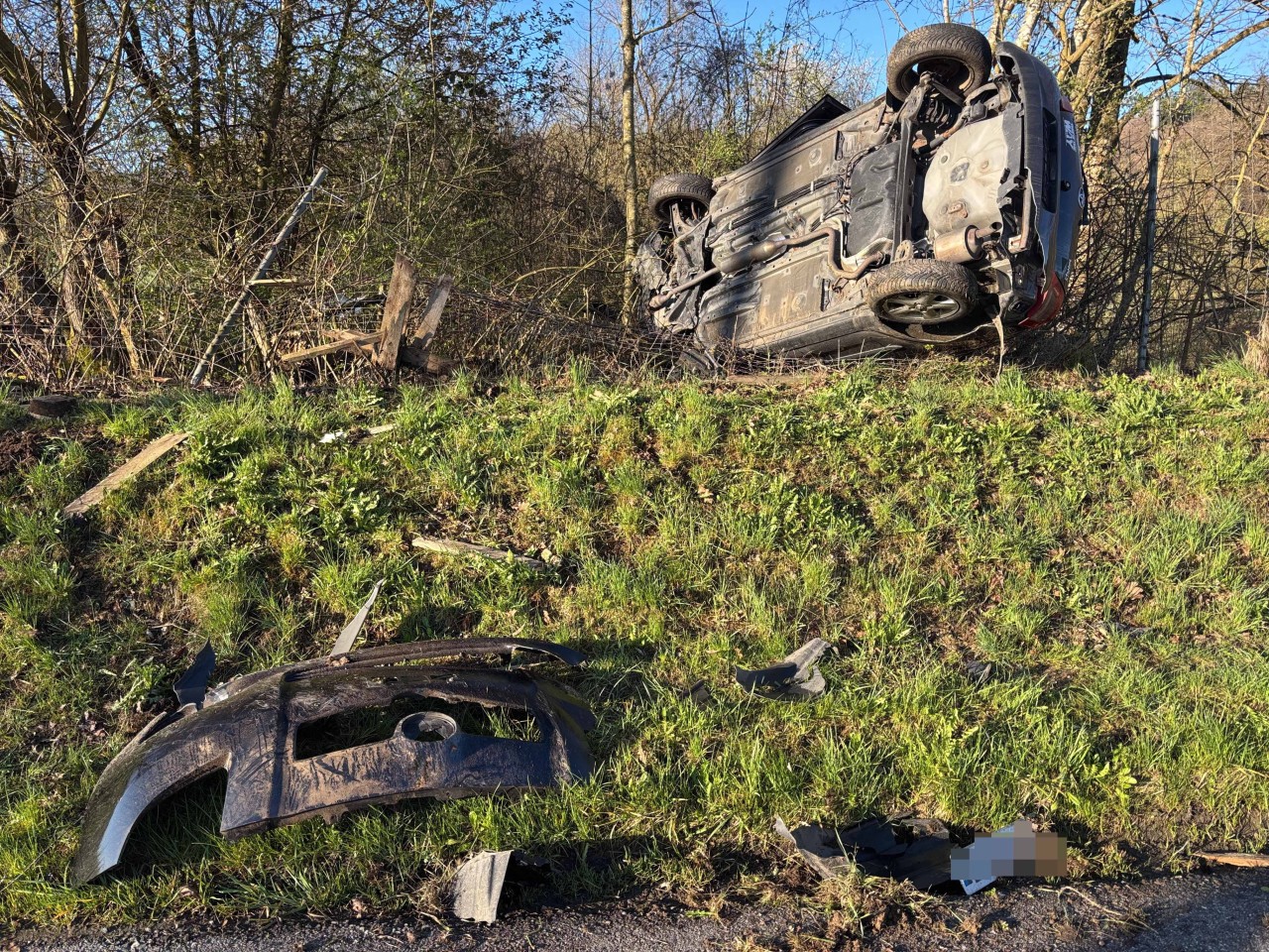 Unfallwagen auf dem Dach liegend.