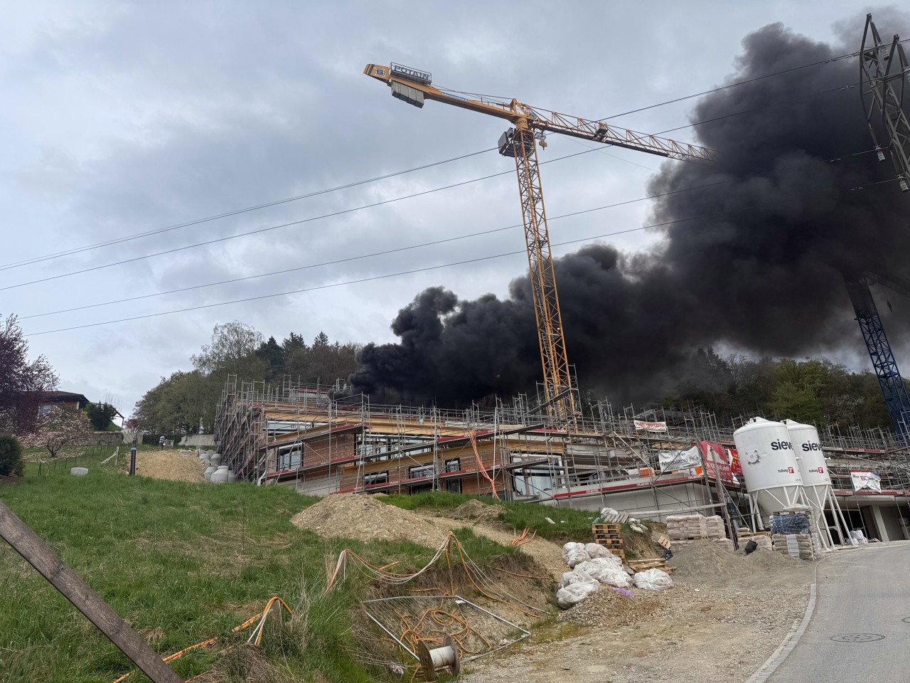 Pechschwarzer Qualm über Neubau.