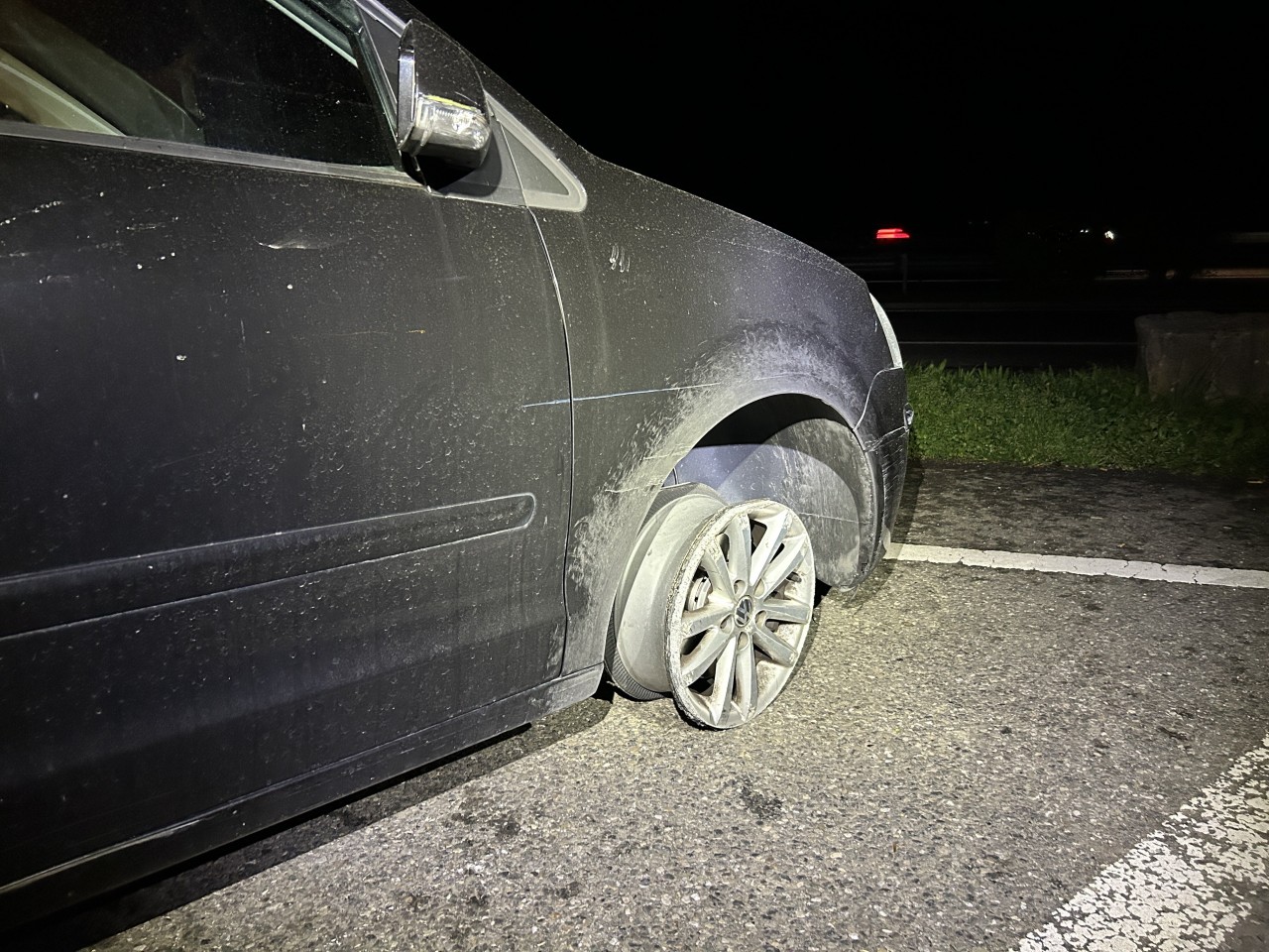 Auto ohne Reifen.