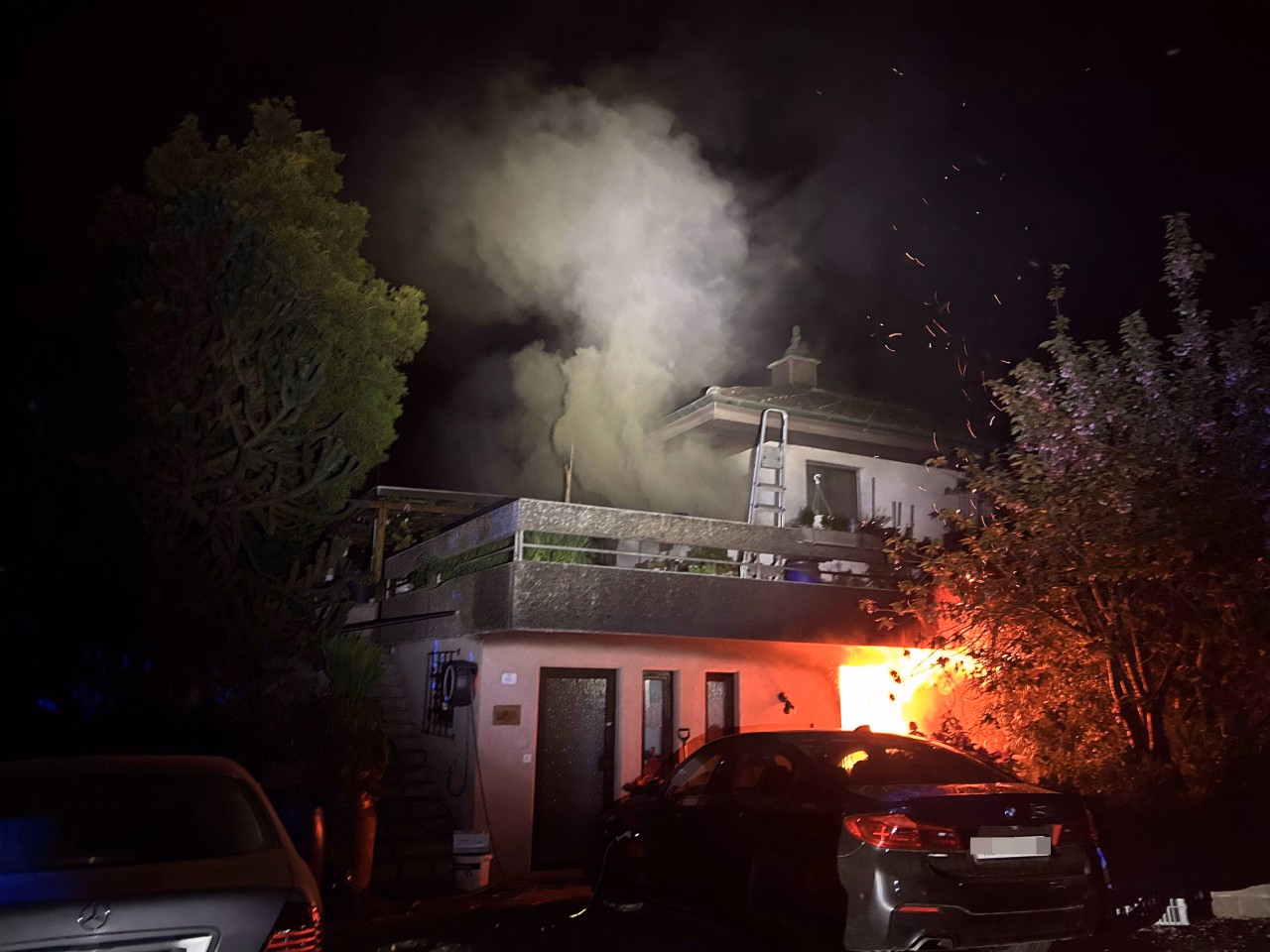 Flammen schlagen aus dem Erdgeschoss.