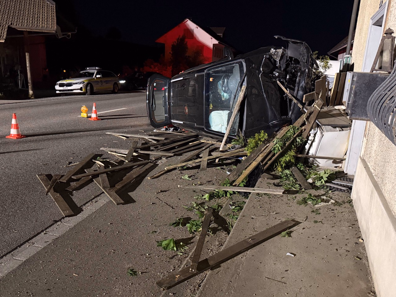 Demolierter Unfallwagen liegt auf der Seite.
