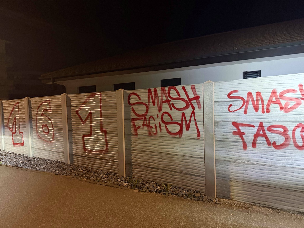 Sprayereien an einer Mauer.