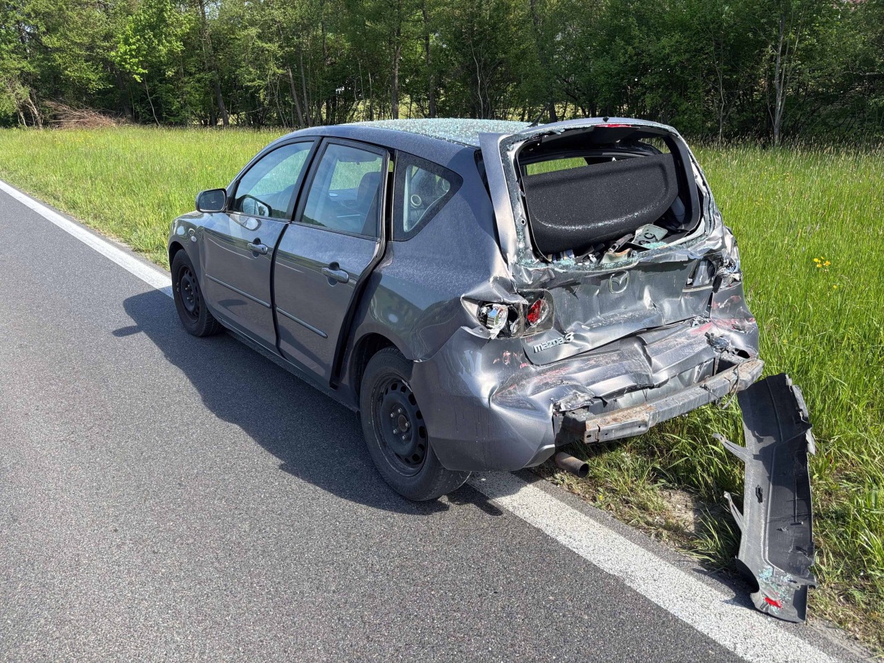 Demolierter Unfallwagen.